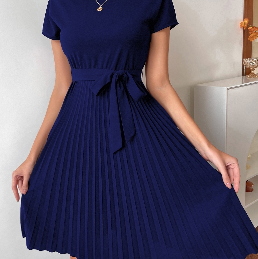 Pleaded hem solf hem dress.